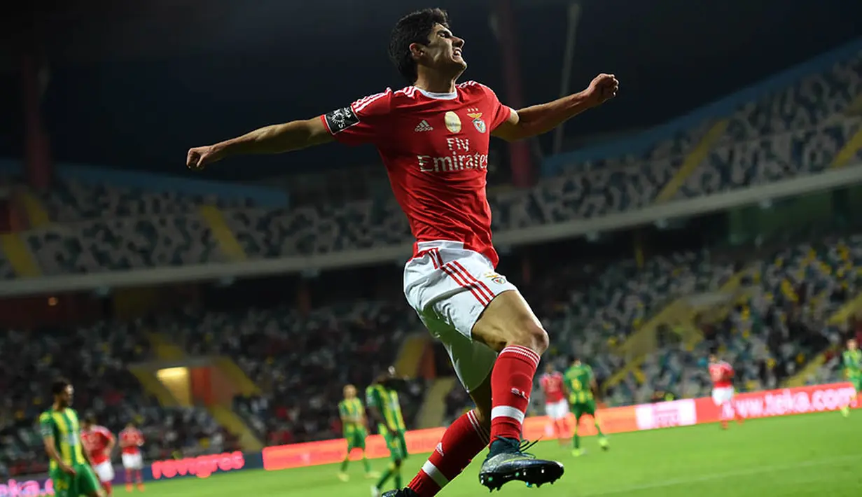 9. Goncalo Guedes (Benfica), dirinya merupakan pemain termuda Portugal yang mencetak gol di Liga Champions. Gelandang sayap yang sangat cepat dan piawai melakukan gocekan. (AFP/Francisco Leong)