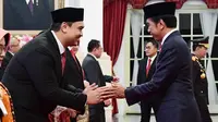 Dito Ariotedjo mendapatkan tiga pesan dari Presiden Jokowi setelah resmi dilantik menjadi Menpora. Presiden Jokowi juga meminta Dito Ariotedjo untuk melanjutkan program dari menteri sebelumnya yakni Zainudin Amali. Presiden Jokowi ingin Indonesia berprestasi pada ajang SEA Games dan Asian Games. (Foto: Biro Pers Sekretariat Presiden/Lukas)