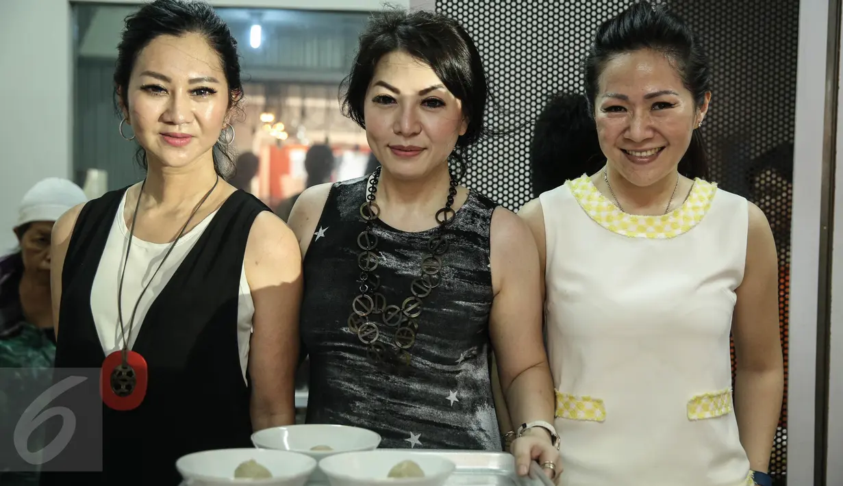(Ki-ka) Susan, Yusi dan Agnes yang merupakan pemilik warung Bakso Djingkrak berfoto bersama disela melayani pelanggannya di Jakarta, Kamis (28/4). (Liputan6.com/Faizal Fanani)