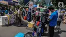 Pedagang kaki lima (PKL) berjualan di kawasan Jalan Sumenep, Jakarta, Minggu (17/11/2019). Jalan Sumenep dan Jalan Pamekasan merupakan titik yang sudah ditentukan untuk berjualan saat car free day (CFD). (Liputan6.com/Faizal Fanani)