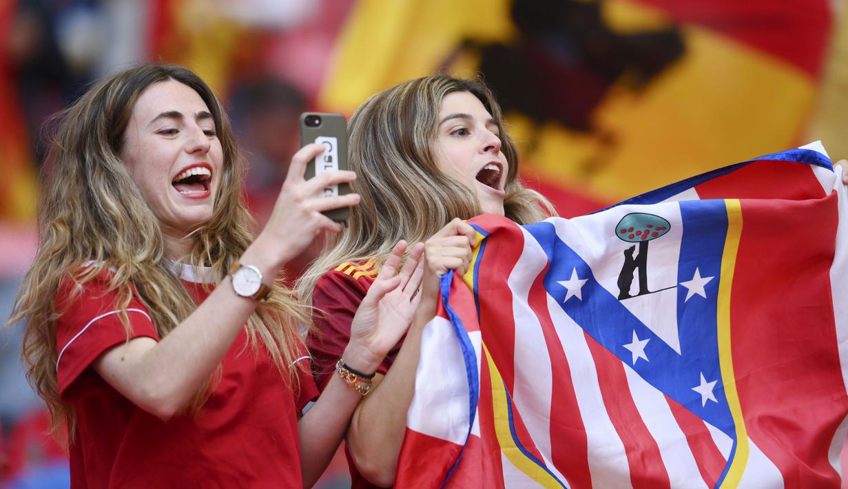 Dua orang suporter Timnas Spanyol tampak bersorak sorai mendukung timnya saat melawan Italia pada laga semifinal Euro 2020 di Stadion Wembley, Rabu (7/7/2021). (Foto:AP/Laurence Griffiths,Pool)