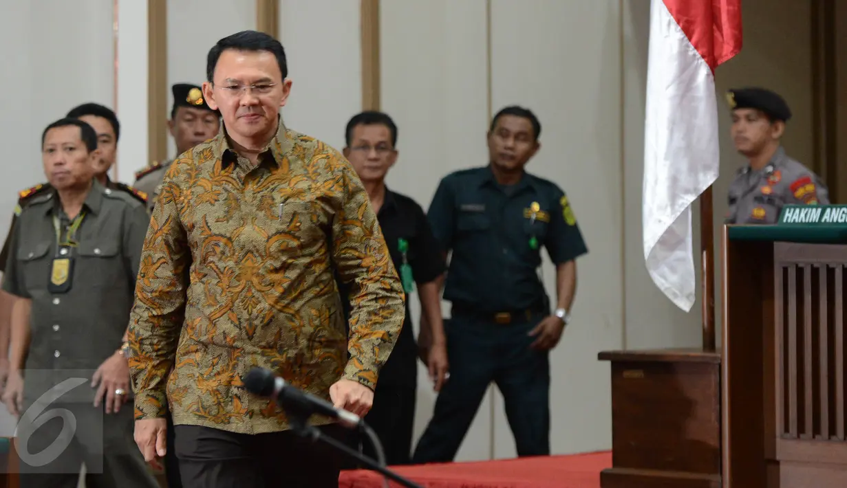 Basuki Tjahaja Purnama atau Ahok berjalan menuju kursi terdakwa untuk menjalani sidang lanjutan kasus dugaan penodaan agama di Auditorium Kementan, Jakarta, Selasa (11/4). Sidang ke-18 ini beragenda pembacaan tuntutan. (Liputan6.com/Pool/Raisan Al Farisi)