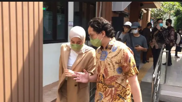 Olla Ramlan membawa Jelita Ramlan untuk bersaksi atas permasalahan rumah tangga yang dihadapi bersama Aufar Hutapea.