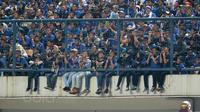 Ekspresi Bobotoh saat mendukung Persib Bandung melawan Persipura Jayapura pada lanjutan Liga 12017 di Stadion GBLA, Bandung, Minggu (7/5/2017). Persib menang 1-0. (Bola.com/Nicklas Hanoatubun)