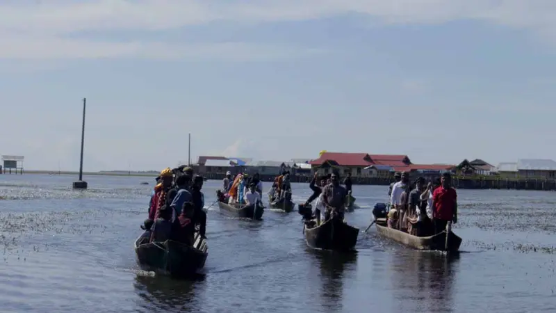 Aktivitas Pagi Kampung di Atas Air Pohuwato