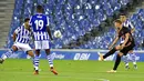 Pemain Real Madrid, Martin Odegaard, melepaskan tendangan saat melawan Real Sociedad pada laga Liga Spanyol di Stadion Anoeta, Minggu (20/9/2020). Kedua tim bermain imbang 0-0. (AP/Alvaro Barrientos)