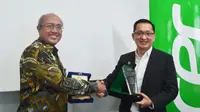 Dr. Ir Supriadi Legino, Ketua STT PLN dan Herbet Ang, Presiden Direktur Acer Indonesia. Dok: Acer Indonesia