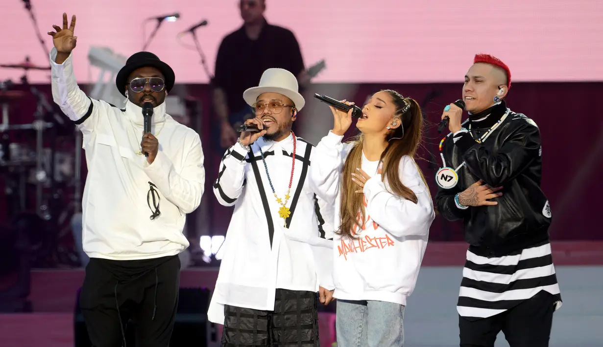 Ariana Grande tampil bersama Will.I.Am, Apl.De.Ap dan Taboo dalam konser bertajuk "One Love Manchester" di Manchester, Minggu (4/6). Konser itu untuk mengenang dan menggalang dana bagi korban bom di konser Ariana Grande 22 Mei silam. (Dave Hogan via AP)