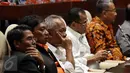 Menteri PU Basuki Hadimoeljono (ketiga kiri) bersama Menteri Desa, PDT dan Transmigrasi Eko Sandjojo (kanan) dan Menhub Budi Karya Sumadi (tengah) mengikuti Rapat Kerja (Raker) dengan Komisi V DPR, Jakarta, Senin (24/10). (Liputan6.com/Johan Tallo)