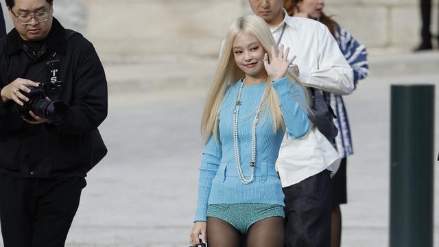 Jennie BLACKPINK Eksis Bergaya Tanpa Celana di Paris Fashion Week 2024, Rambut Pirangnya Bikin Penasaran