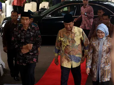 Presiden Jokowi (kiri) bersama Ketum Partai Hanura Wiranto (tengah) dan Sekjen DPR Winantuningtyastiti Swasanani berjalan setibanya di rumah dinas Ketua DPR untuk menghadiri acara buka puasa bersama, Jakarta, Selasa (23/6). (Liputan6.com/Faizal Fanani)
