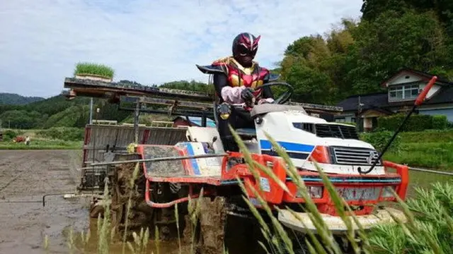 7 Potret Absurd Aksi Petani saat Garap Sawah Ini Bikin Tepuk Jidat