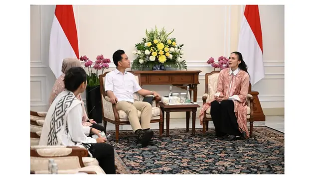 5 Potret Outfit Nadine Chandrawinata saat Bertemu Wapres, Anggun dengan Batik Modern