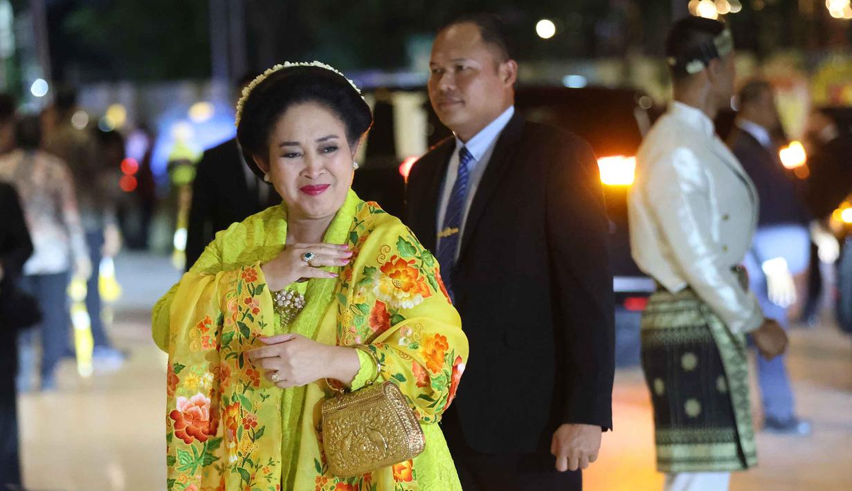 Ketua Komisi IV Dewan Perwakilan Rakyat (DPR) Republik Indonesia, Siti Hediati Hariyadi yang dikenal Titiek Soeharto saat tiba di lobby Hotel Raffles, Jakarta, untuk menghadiri resepsi pernikahan anak kedua musisi sekaligus kader Partai Gerindra Ahmad Dhani, El Rumi dan Syifa Hadju, Minggu 26 April 2026 malam. (Kapanlagi.com/Budy Santoso)