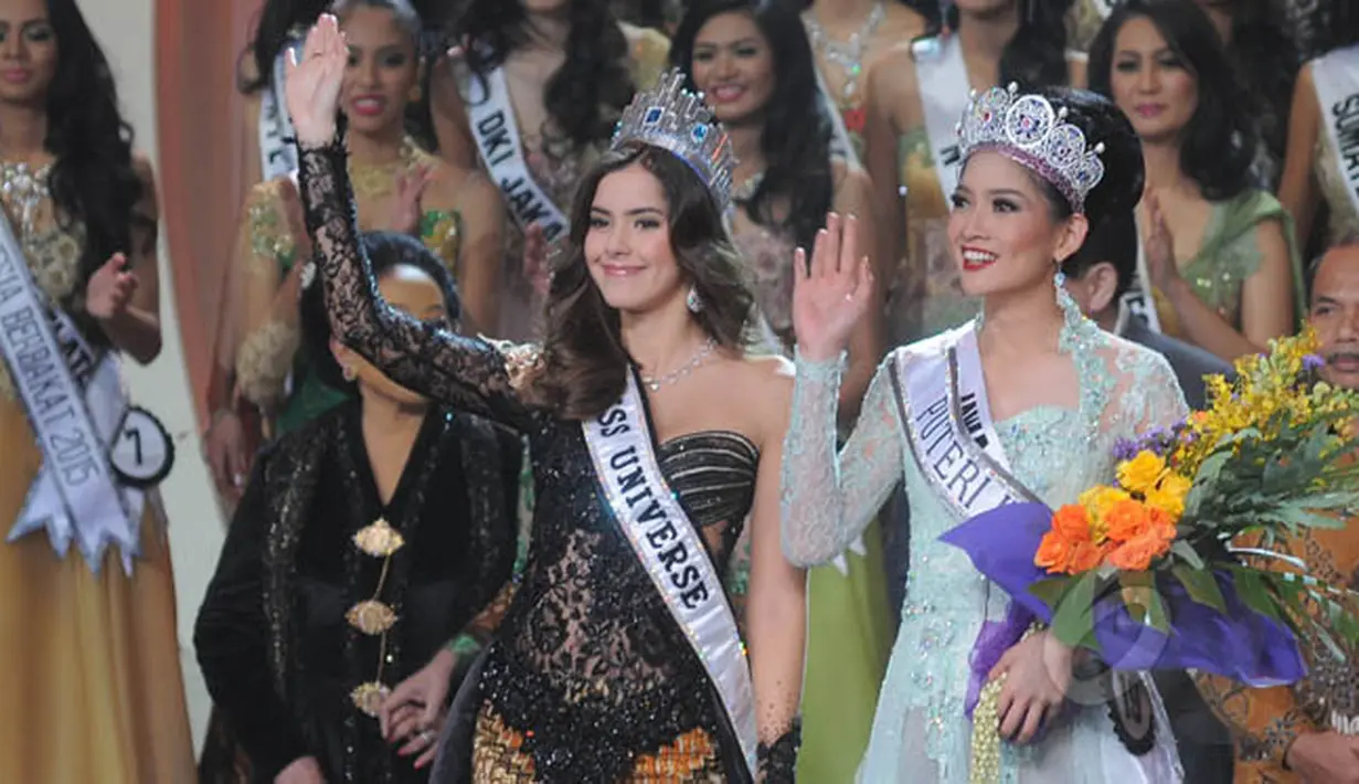 Miss Universe 2014, Paulina Vega (kiri) bersama Puteri Indonesia 2015 Anindya Kusuma Putri seusai pemilihan kontes kecantikan yang diselenggarakan di JCC, Jumat (20/2). (Liputan6.com/Herman Zakharia)