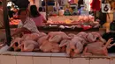 <p>Pedagang menata daging ayam di Pasar Senen, Jakarta, Selasa (26/4/2022). Harga sejumlah bahan pangan di Jakarta terpantau mengalami kenaikan jelang Lebaran, di antaranya daging sapi dan ayam. (Liputan6.com/Angga Yuniar)</p>