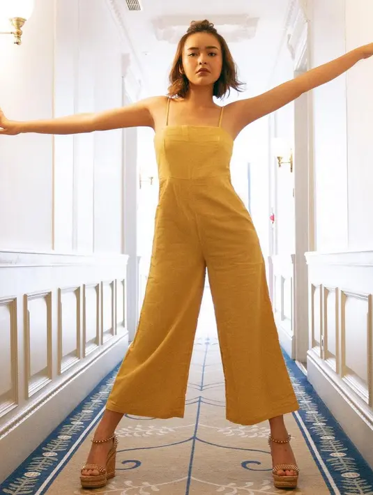 "Baik-baik saja, nggak selesai kok  Manda masih sibuk, Billy juga sibuk, jadi ya misscom aja," jelasnya. "Oh gitu, soalnya sama-sama galau sih statusnya," timpal Roby Purba.  (Instagram/amandamanopo)