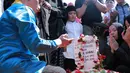 "Beliau berpulang dengan mudah, dituntun (syahadat) sama anaknya Fadlan, dipapahannya beliau orang tuanya berpulang," ungkap ustaz Maulana di TPU Pondok Kacang, Ciledug, Tangerang Selatan, Senin (18/7/2016). (Adrian Putra/Bintang.com)