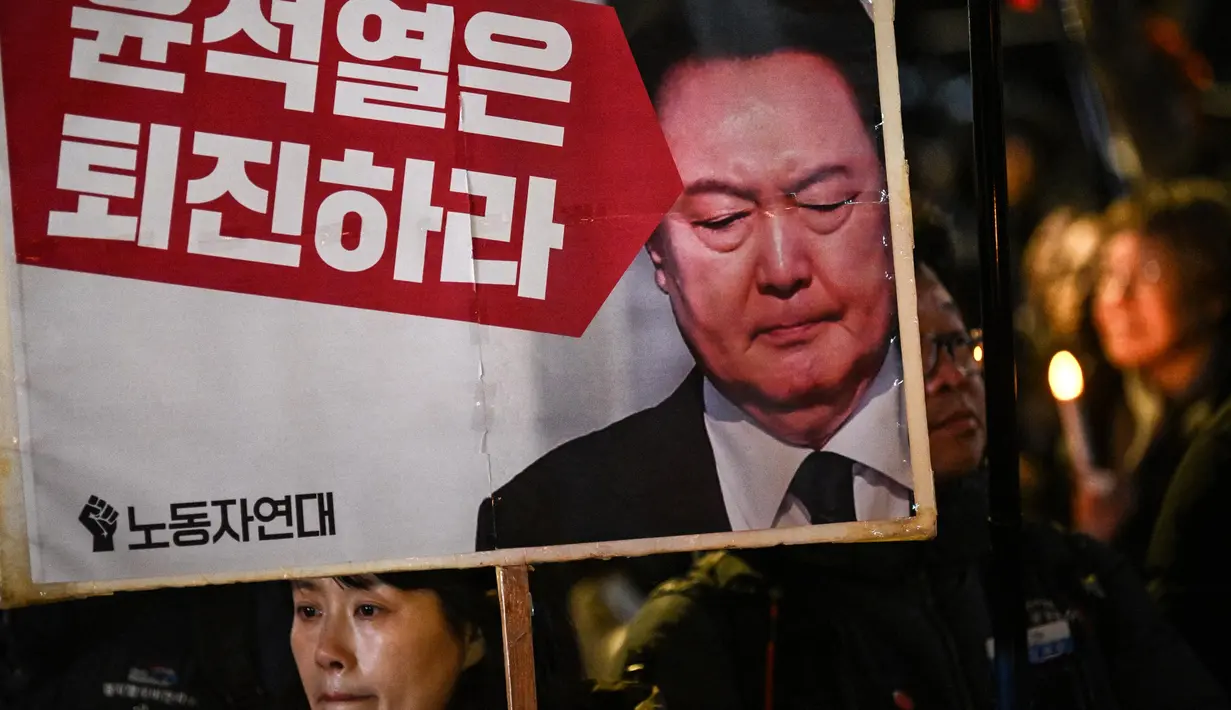 Upaya pemberlakuan darurat militer oleh Presiden Yoon Suk Yeol juga memancing kecaman politik dari partai oposisi dan warga Korea Selatan. (Philip FONG/AFP)