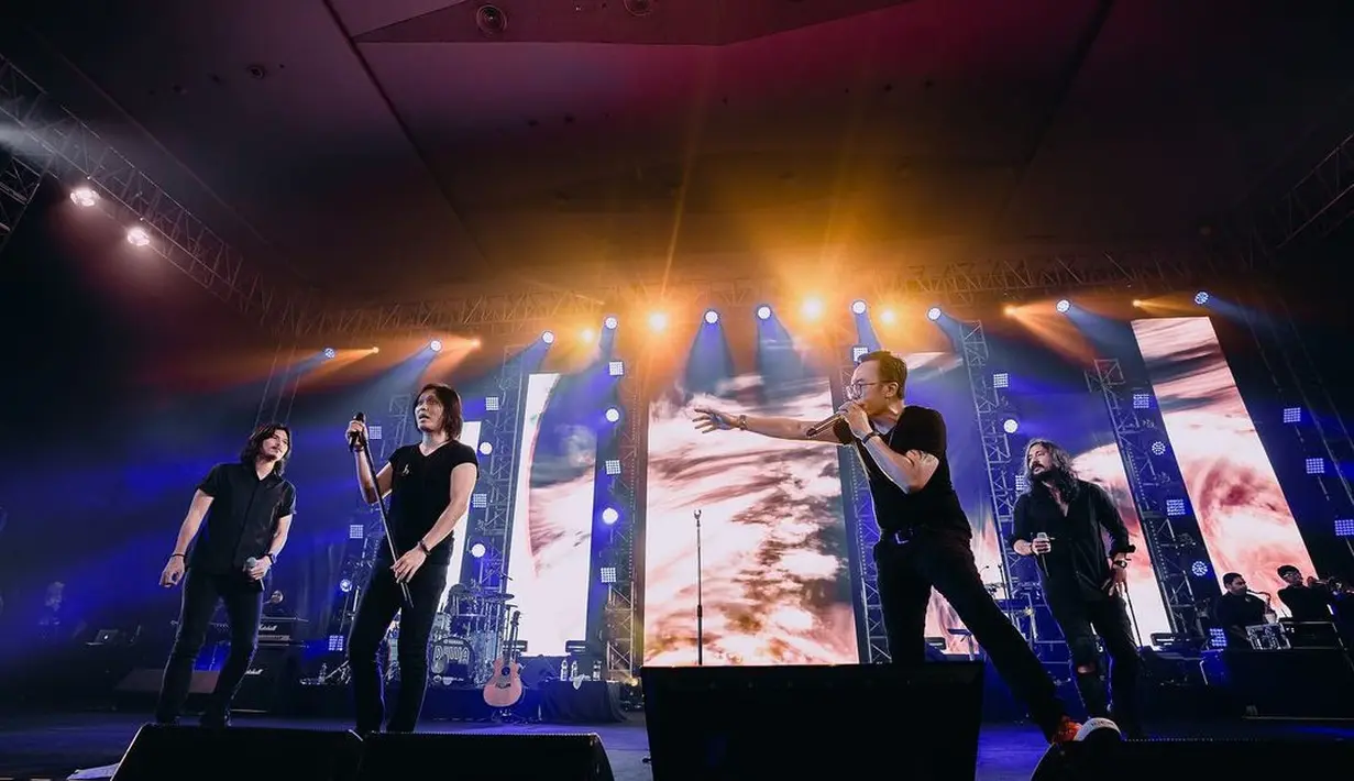 Konser Dewa 19 di Surabaya, September 2022, menyisakan kesan mendalam bagi Ari Lasso. Pasalnya, ia tampil bersama vokalis Dewa 19 yang lain, yakni Marcello Tahitoe, Virzha, dan Once Mekel. Mengunggah sejumlah foto di atas panggung Ari Lasso mencuit, “Pok ame ame belalang kupu2! Beberapa foto memorable konser @officialdewa19 di Surabaya kemaren.” (Foto: Dok. Instagram @ari_lasso)