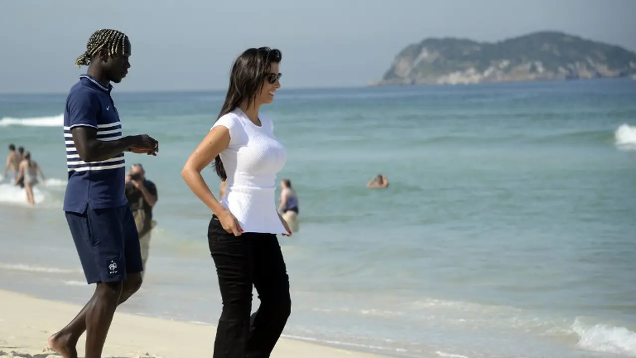 Mengintip Ludivine Kadri dan Bacary Sagna Saat di Pantai