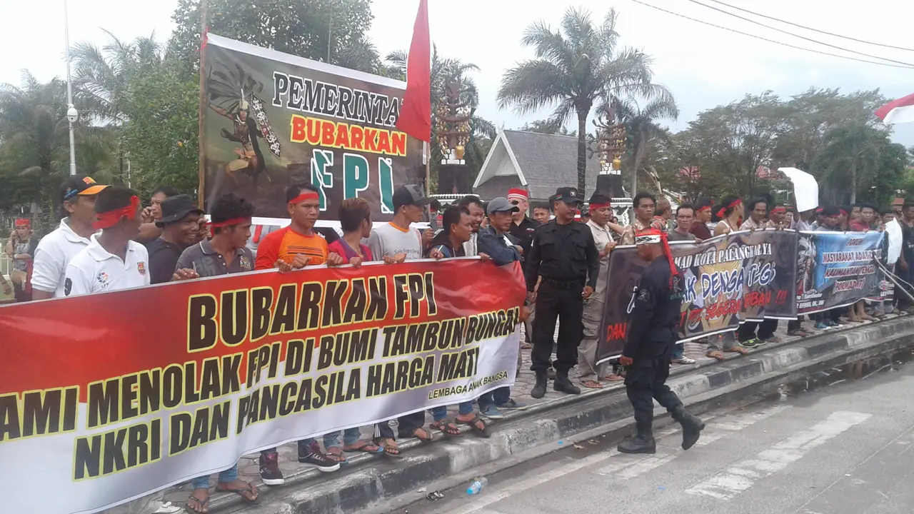 Unjuk Rasa Desak Pembubaran FPI di Kalteng