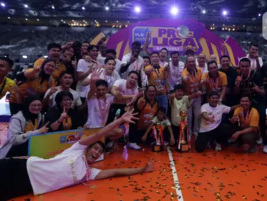 Pemain dan official Jakarta Bhayangkara Presisi merayakan gelar juara PLN Mobile Proliga 2024 di Indonesia Arena, Kompleks Gelora Bung Karno, Jakarta, Minggu (21/7/2024). (Liputan6.com/Helmi Fithriansyah)