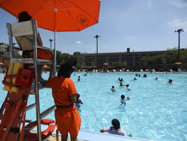Sejumlah petugas penyelamat terlihat bertugas di samping sebuah kolam renang di New York, Amerika Serikat (27/7/2020). Gelombang panas melanda New York City pada Senin (27/7) dengan suhu tertinggi mencapai lebih dari 36 derajat Celsius. (Xinhua/Wang Ying)