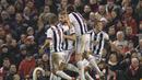 Para pemain West Bromwich merayakan gol ke gawang Liverpool pada laga Liga Premier Inggris di Stadion Anfield, Inggris, Minggu (13/12/2015). (AFP/Oli Scarff)
