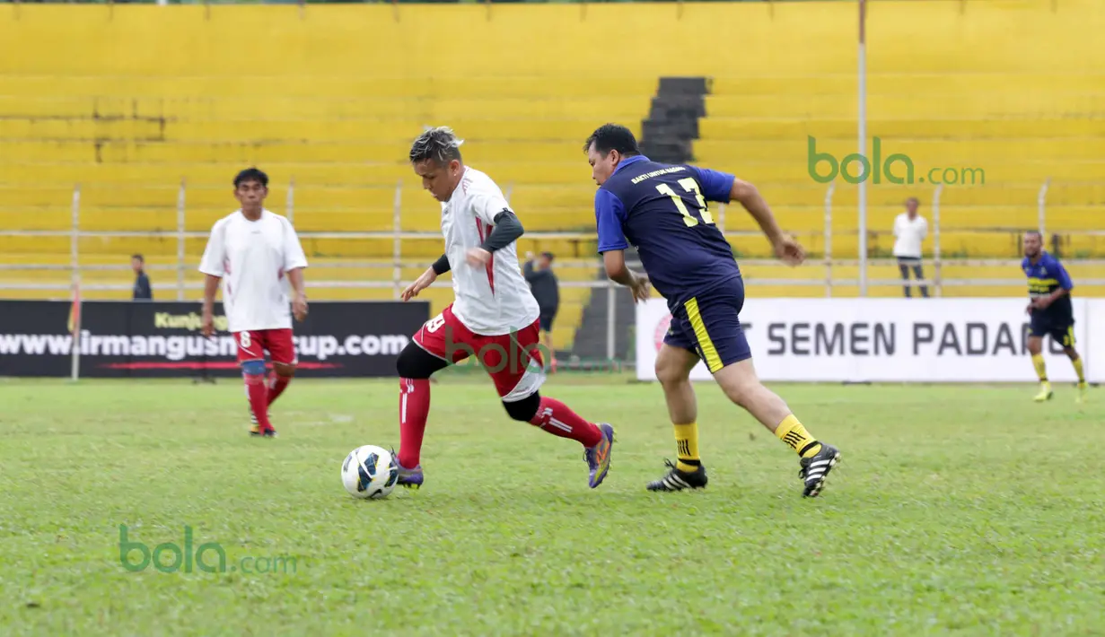 Aksi Vernat Hutabarat (kiri) saat laga legenda Padang Allstars melawan Indonesia Allstars pada pembukaan Irman Gusman Cup 2016 U-17 dan U-19 di Stadion Agus Salim, Padang, Minggu (13/3/2016). (Bola.com/Nicklas Hanoatubun)