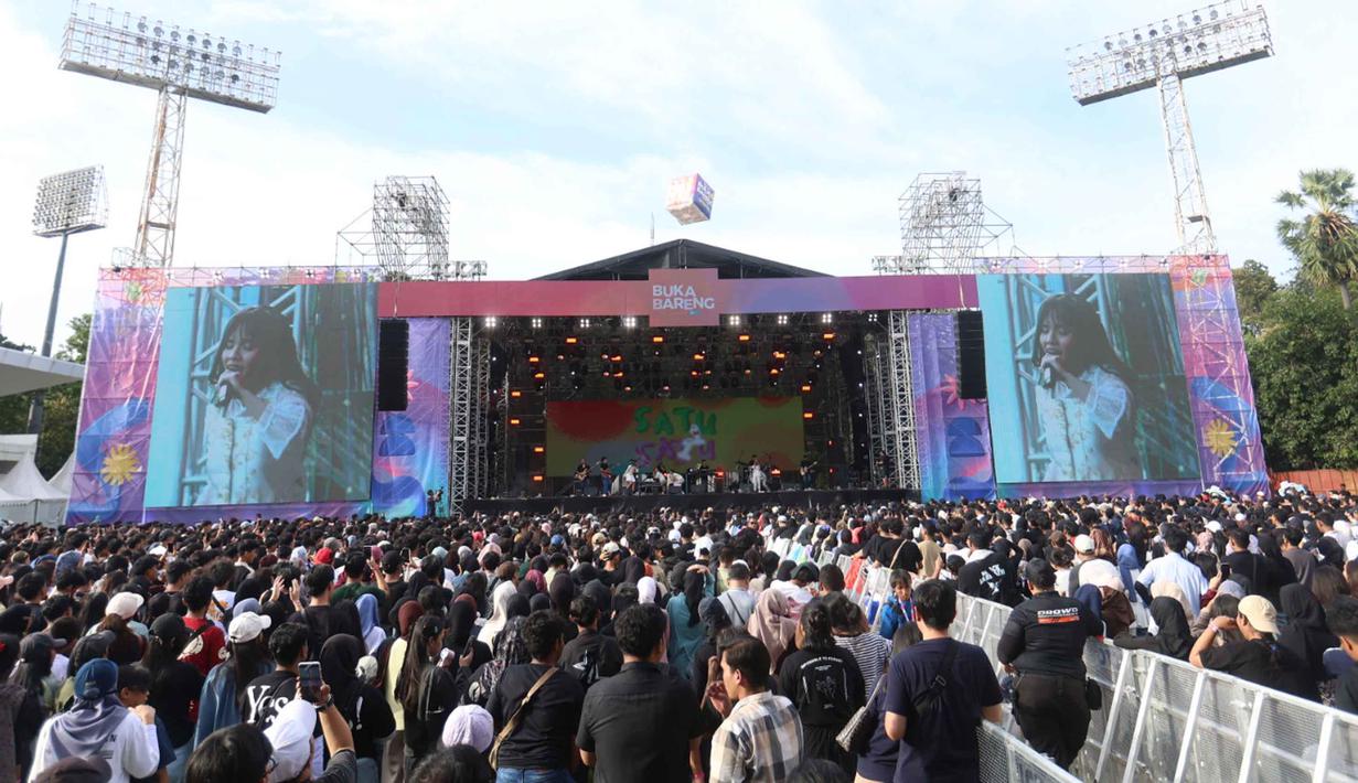 Area depan panggung tetap dipadati para penggemar yang rela berdiri demi menyaksikan Idgitaf dari jarak dekat. Tampak dalam foto, penyanyi Idgitaf saat tampil pada hari pertama gelaran KapanLagi Buka Bareng (KLBB) Festival 2026 di Stadion Madya, Kompleks Gelora Bung Karno, Senayan, Jakarta, Sabtu 28 Februari 2026. (Dok/Kapanlagi Youniverse)