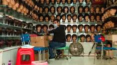 Seorang pria bekerja di tokonya di Wuhan, ibu kota Provinsi Hubei, China tengah, (16/4/2020). Seiring meredanya epidemi COVID-19, kehidupan berangsur kembali normal di Wuhan. (Xinhua/Shen Bohan)