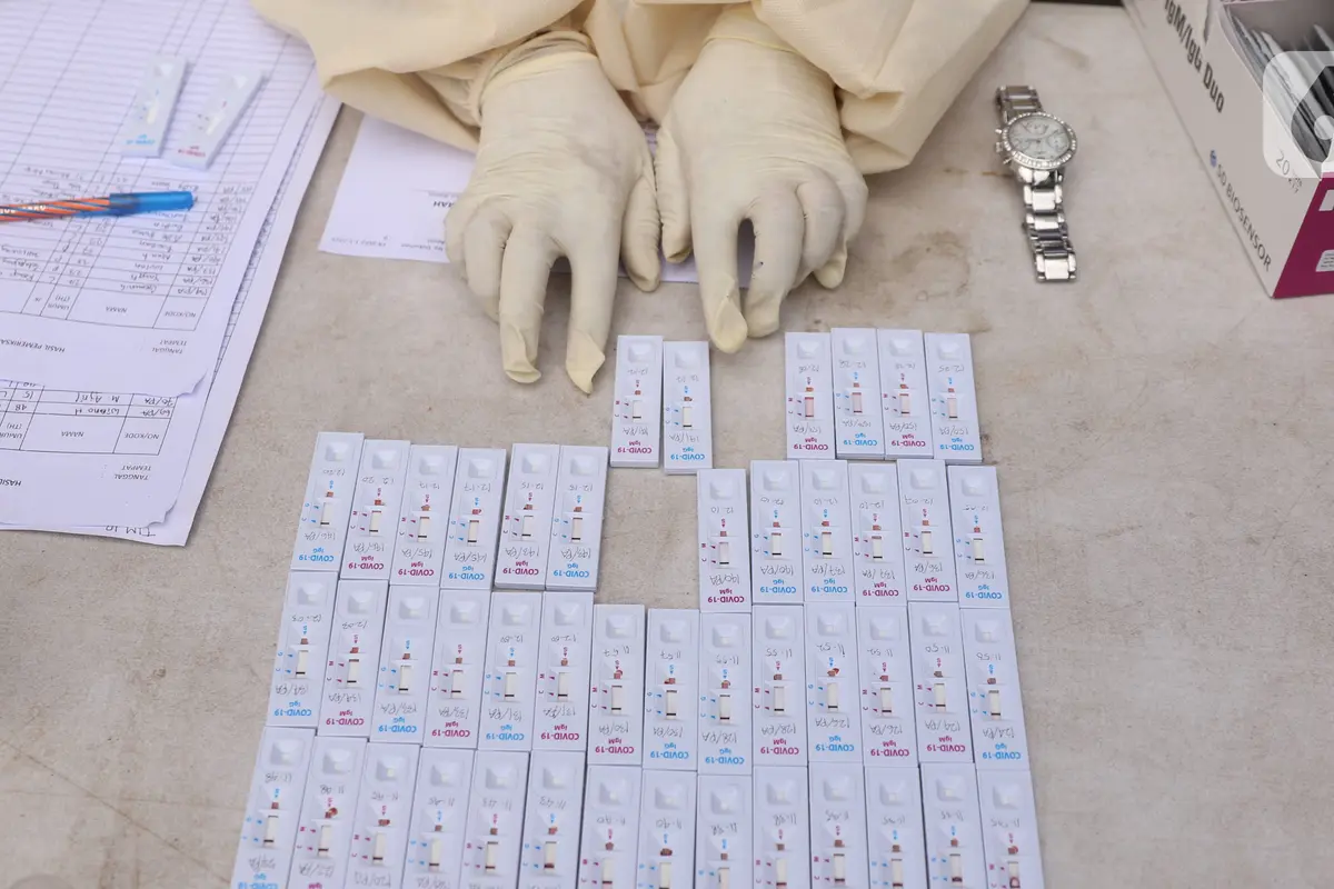 Warga Serbu Rapid Test Covid-19 di Pasar Anyar Tangerang