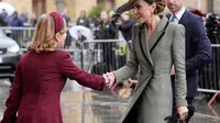 Kate Middleton Lolos dari Insiden Topi Terbang Saat Kunjungi Uskup Agung Wanita Pertama Inggris