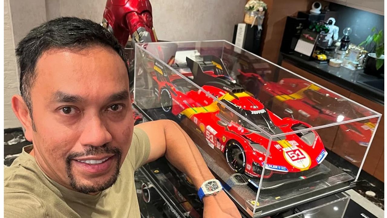 6 Potret Ahmad Sahroni Bareng Patung Iron Man Koleksinya, Kini Tinggal Kenangan