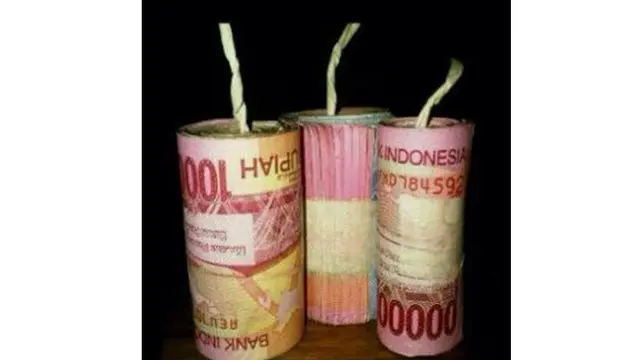 6 Aksi Orang Main Petasan Ini Bikin Tepuk Jidat