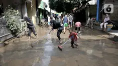 Anak-anak ikut membersihkan lumpur di sekitar rumah usai banjir menerjang Perumahan Pondok Gede Permai, Jatiasih, Bekasi, Jawa Barat, Kamis (2/1/2020). Terjangan banjir setinggi lima meter tersebut menyisakan lumpur dan sampah yang memenuhi seluruh kompleks perumahan. (merdeka.com/Iqbal Nugroho)