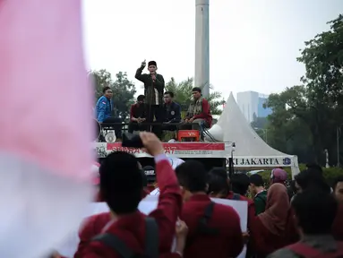 Sejumlah mahasiswa yang tergabung dalam Aliansi Badan Eksekutif Mahasiswa se-Indonesia menggelar aksi unjuk rasa di depan Istana Merdeka, Jakarta, Rabu (11/11/2015). (Liputan6.com/Faizal Fanani)