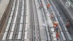 Pekerja menyelesaikan Rel Light Rail Transit (LRT) di Jakarta, Selasa (26/2). Light Rail Transit (LRT) Jabobek trase Cawang–Cibubur bakal diujicoba pada pertengahan tahun ini. (Liputan6.com/Herman Zakharia)
