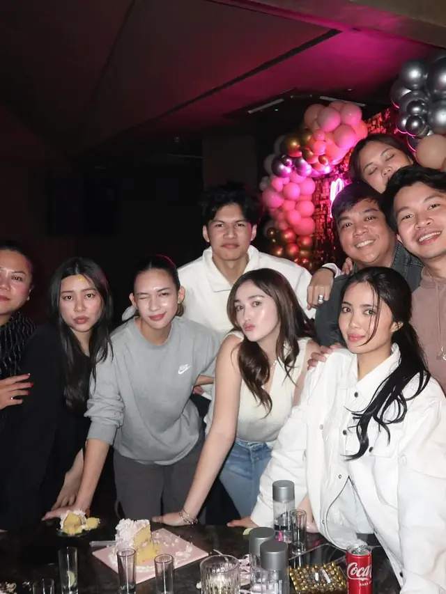 6 Potret Ultah Ke-20 Adik Ranty Maria, Rayakan dengan Karaoke Birthday Party