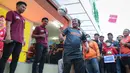 <p>Seorang The Jakmania menunjukkan kemampuannya melakukan juggling bola di depan para pemain Persija Jakarta saat Meet and Greet bersama tim Persija Jakarta di Jakarta Fair Kemayoran (JFK), Jakarta, Kamis (30/06/2022). (Bola.com/Bagaskara Lazuardi)</p>