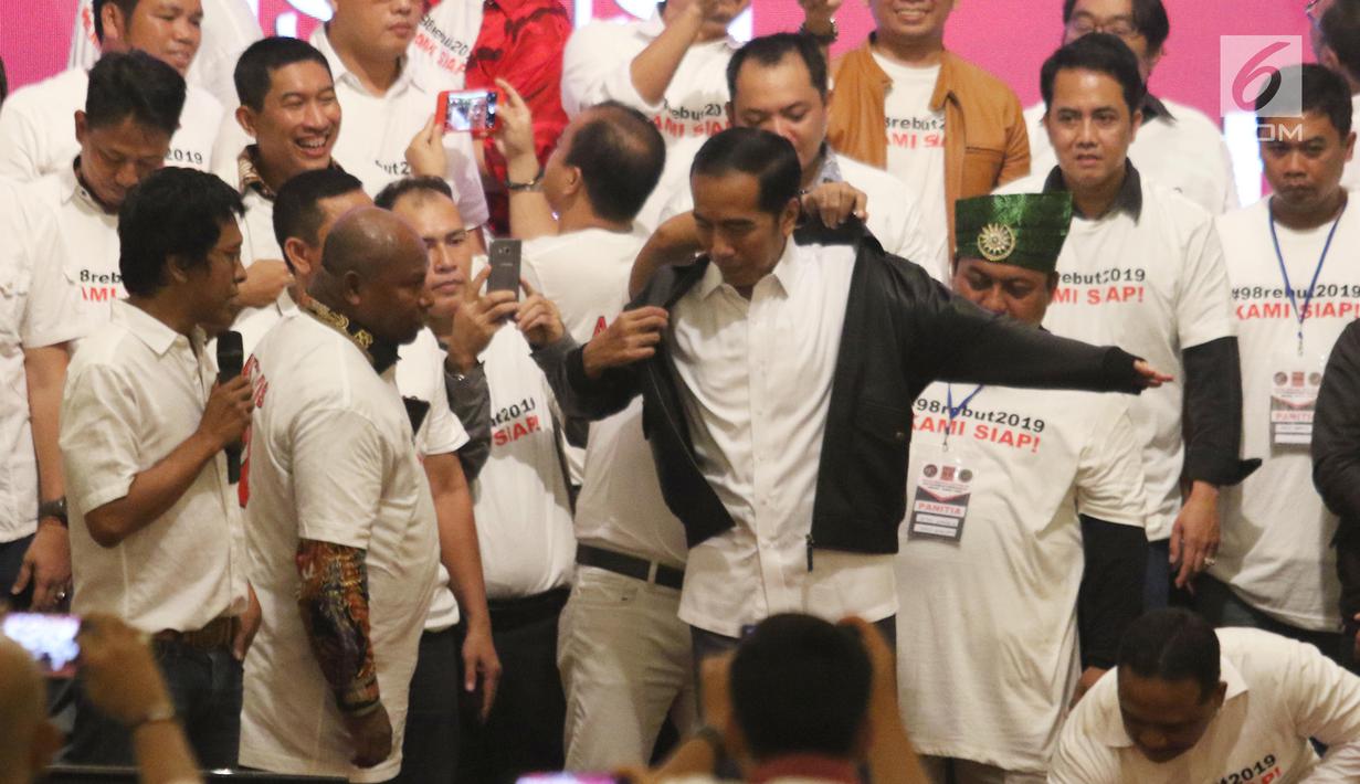 Presiden Joko Widodo memakai jaket bertuliskan Son Of Democracy Indonesia 98 yang diberikan oleh aktivis 98 selama acara Halalbihalal di Jakarta, Minggu (16/6/2019). (Liputan6.com/Angga Yuniar)