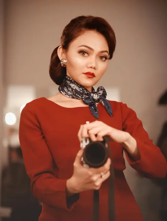 Saat menjadi komedian, Rina Nose dikenal sebagai artis yang tidak jaim. Ketika harus tampil menjadi pribadi lain, ia pun menjalaninya dengan sepenuh hati. (Foto: instagram.com/rinanose16)