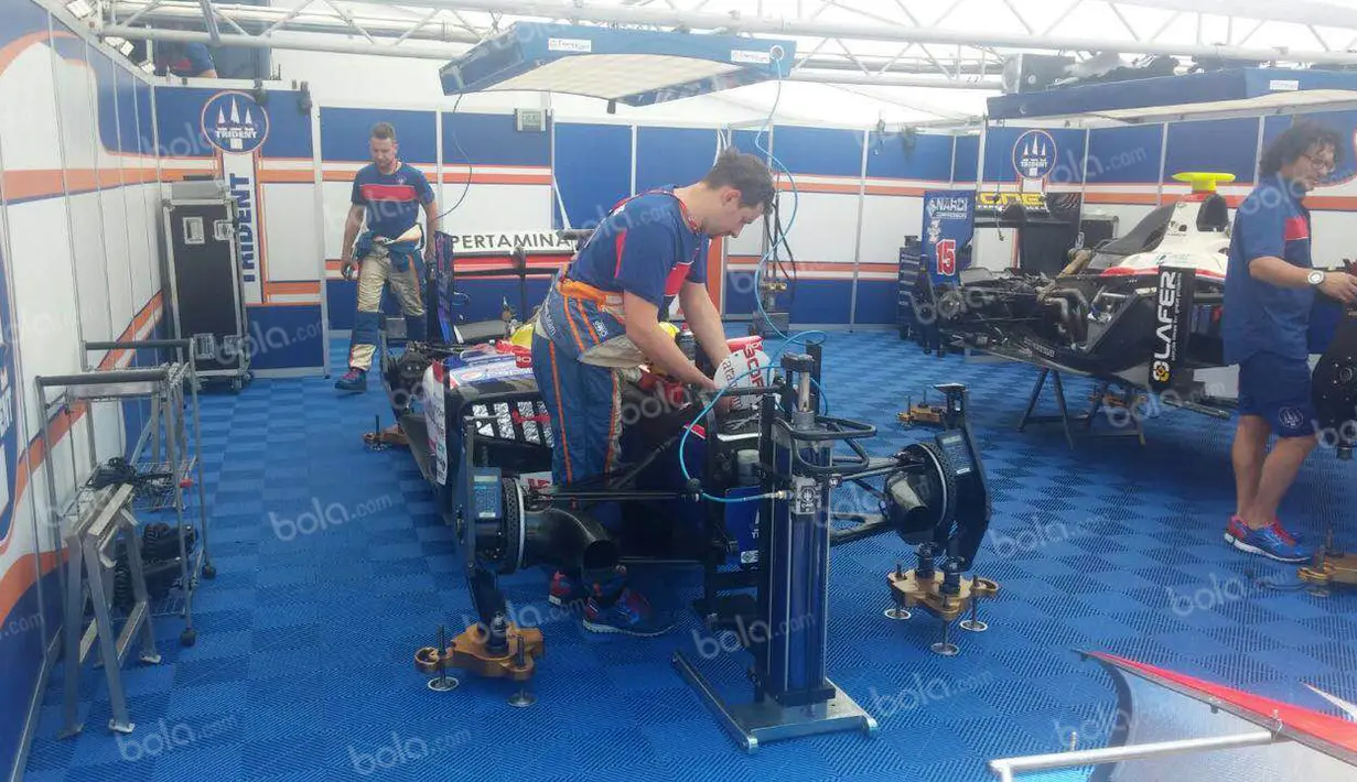 Mobil Philo Paz Armand (kiri) sedang dipersiapkan kru Trident Team jelang balapan GP2 Spanyol di Sirkuit Catalunya, Spanyol, Jumat (13/5/2016). (Bola.com/Reza Khomaini)