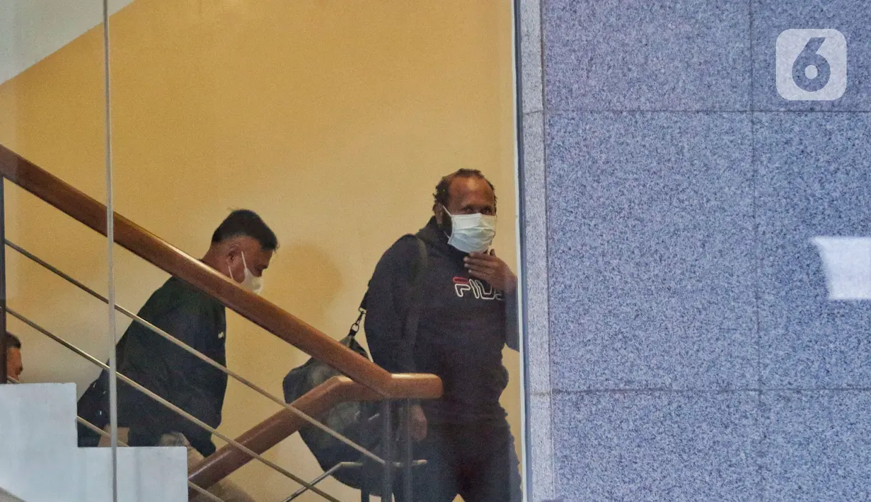 Tersangka kasus dugaan suap Bupati Mamberamo Tengah nonaktif, Ricky Ham Pagawak (RHP), berjalan menuju ruang pemeriksaan di gedung Merah Putih KPK, Jakarta, Senin (20/2/2023). Ricky Ham Pagawak tampak mengenakan sweater berwarna biru dongker. Kedua tangannya tampak tidak diborgol. (Liputan6.com/Angga Yuniar)