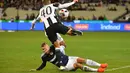 Pemain Juventus, Pol Lirola melompat menghindari terjangan pemain Melbourne Victory, Mitchell Austin pada ajang International Champions Cup football di Melbourne, (23/7/2016). (AFP/Paul Crock)