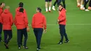 Pelatih Sevilla Vincenzo Montella (kanan) dan asistennya melihat para pemainnya latihan di stadion Old Trafford di Manchester, Inggris (12/3). Sevilla akan melawan Manchester United pada leg kedua babak 16 besar Liga Champions. (AFP Photo/Oli Scarff)