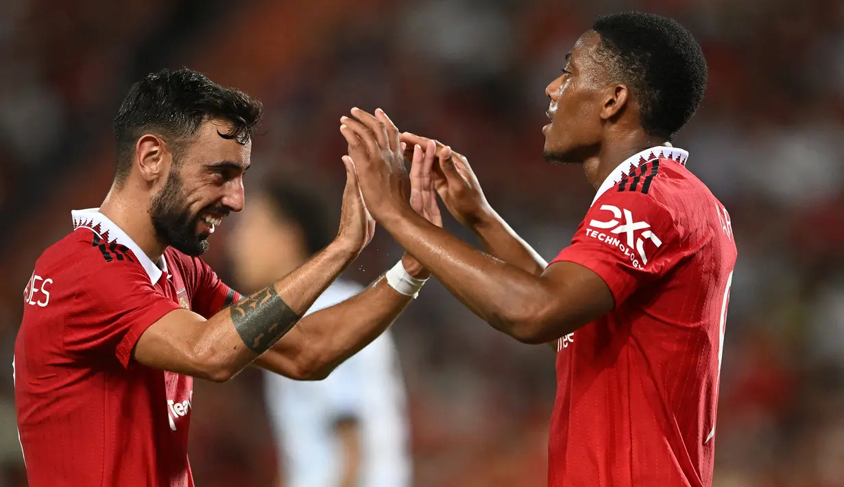 Tiga menit berselang, Anthony Martial yang baru kembali dari masa peminjaman selama setengah musim di Sevilla berhasil mencetak gol ketiga melalui aksi solo-run. (AFP/Manan Vatsyayana)