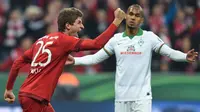 Striker Bayern Munchen, Thomas Muller, merayakan gol ke gawang Werder Bremen pada laga semifinal DFB Pokal di Allianz Arena, Munchen, Selasa (19/4/2016). (AFP/Christof Stache)