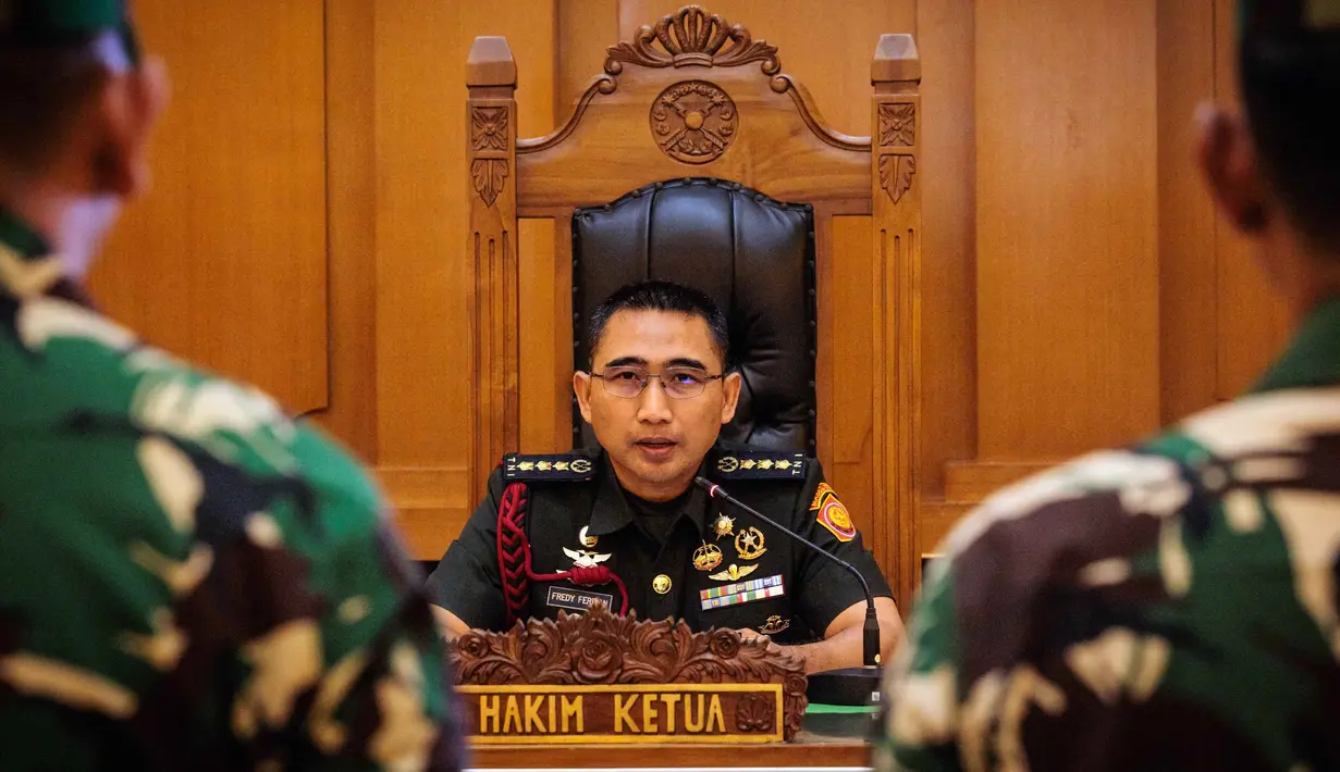 Hakim Ketua, Kolonel Fredy Ferdian Isnartanto dari Korps Hukum Militer Indonesia membacakan putusan terhadap empat personel militer Indonesia yang dituduh menyiramkan air keras kepada seorang aktivis Hak Asasi Manusia (HAM) di Pengadilan Militer II-08, Jakarta pada Rabu 10 Juni 2026. (Yasuyoshi Chiba/AFP)